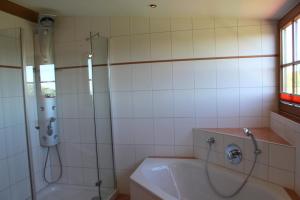Koupelna v ubytování Hotel-Gasthof Kramerwirt