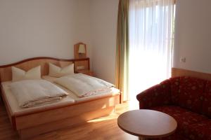 Postel nebo postele na pokoji v ubytování Hotel-Gasthof Kramerwirt