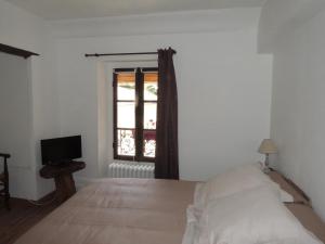 a bedroom with a bed and a window at Ilot Bonheur in Ury