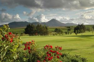 vistas a un campo de golf con montañas de fondo en Quay West Ireland, en Westport 17 fotos más