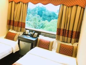 Postel nebo postele na pokoji v ubytování Seasons Hotel