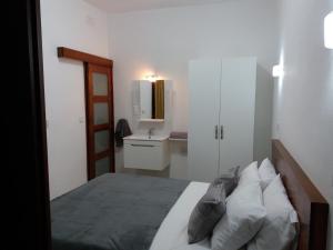Postel nebo postele na pokoji v ubytování Beachfront Deluxe Apartment