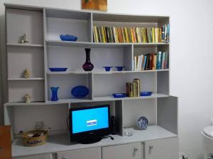 TV a/nebo společenská místnost v ubytování Beachfront Deluxe Apartment