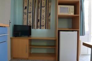 Una televisión o centro de entretenimiento en Camping La Aventura Playa