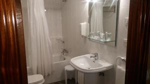 A bathroom at Hotel Zabala Még 37 kép