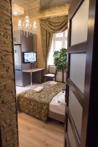 ジェシュフにあるThe Center Apartmentsのベッドルーム1室(ベッド1台、テーブル、椅子付)