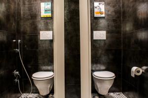 ein Badezimmer mit 2 WCs und einer Dusche in der Unterkunft Hostel Trastevere in Rom