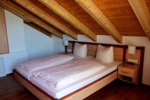 Postel nebo postele na pokoji v ubytování Hotel-Gasthof Kramerwirt