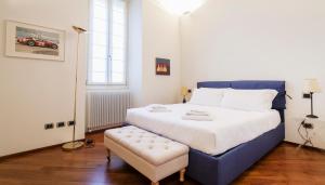 ミラノにあるItalianway-Brisaのベッドルーム(大型ベッド1台、スツール付)