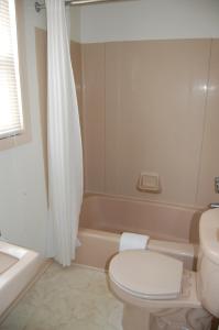 un baño con inodoro y bañera en Thunderbird Beach Motel, en Ocean City
