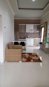 ein Wohnzimmer mit einem Sofa und einer Küche in der Unterkunft Villa Zam Zam Syariah in Puncak