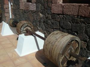 two old wooden barrels sitting next to a brick wall at Casa Rural "La Molina" in Máguez