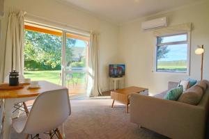TV a/nebo společenská místnost v ubytování Walnut Lodge B&B