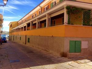 ラ・マッダレーナにあるLa casa Al Portoの黄色の建物