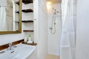 A bathroom at Pretty Flat Trastevere Még 35 kép