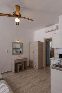A cozinha ou cozinha compacta de Nikos Hotel