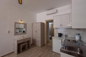 A cozinha ou cozinha compacta de Nikos Hotel