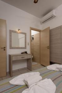 Cama ou camas em um quarto em Nikos Hotel