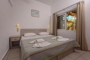 Cama ou camas em um quarto em Nikos Hotel