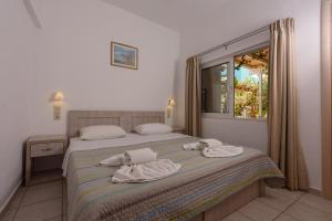 Cama ou camas em um quarto em Nikos Hotel