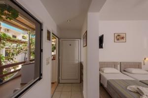 Cama ou camas em um quarto em Nikos Hotel