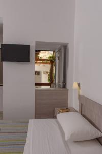 Cama ou camas em um quarto em Nikos Hotel