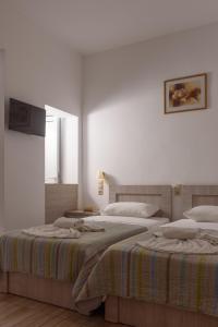 Cama ou camas em um quarto em Nikos Hotel