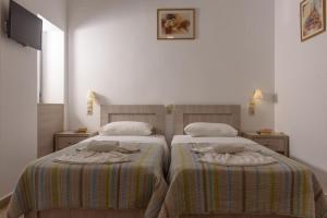 Cama ou camas em um quarto em Nikos Hotel