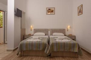 Cama ou camas em um quarto em Nikos Hotel