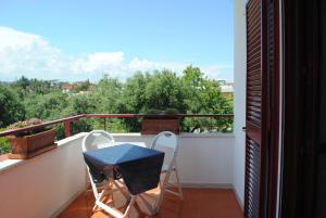un balcón con mesa y 2 sillas. en Annavi en Bari