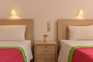 Cama ou camas em um quarto em Nikos Hotel