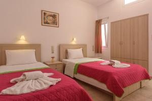 Cama ou camas em um quarto em Nikos Hotel