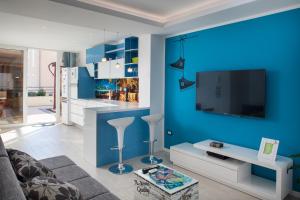 a living room with a blue wall at Studio Apartment Tia in Makarska
