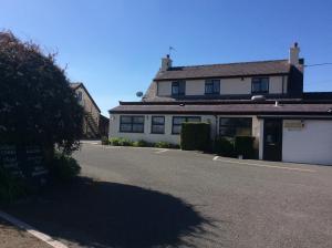 an empty street in front of a house at Groeslon Ty Mawr B & B in Llanddeiniolen
