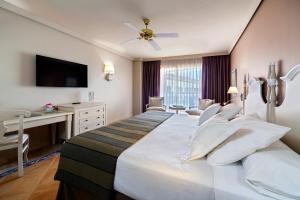 Ліжко або ліжка в номері Barceló Marbella