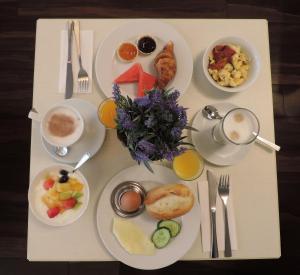 a table with plates of food on a table at Motel Plus Berlin in Berlin