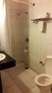 Grace Home في نيودلهي: حمام مع مرحاض ومغسلة