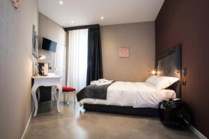 een slaapkamer met een bed, een bureau en een raam bij Roma 2B in Rome
