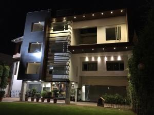 Hotel Amar Palace في امبالا: مبنى كبير في الليل مع أضواء عليه