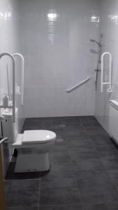 A bathroom at Albergue O Trisquel