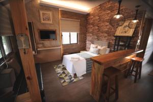 ein Schlafzimmer mit einem Bett und einem Schreibtisch in einem Zimmer in der Unterkunft Pine Breeze Cottages in Baguio City + 41 Fotos
