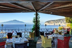 En restaurant eller et andet spisested på Grand Hotel Ambasciatori