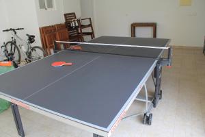 Table tennis facilities sa Spacious Villa in Azeitão (with private pool) o sa malapit