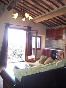 - un salon avec un canapé et une grande fenêtre dans l'établissement Casa Bella Vista, à Pereta