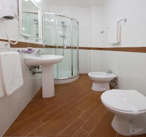 a bathroom with a sink and a toilet and a shower at Hotel Royal Hills in Piano di Sorrento