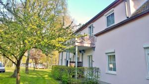 オストゼーバート・ディアーハーゲンにあるOstsee Ferienappartements Dierhagen-Strand klein & feinの白家