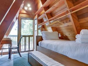 - une chambre dans une cabane en rondins avec un lit et un bureau dans l'établissement Ironwood Cabin, à Mount Hood Village