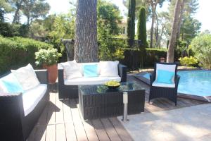 een patio met stoelen, een tafel en een zwembad bij Côte d'Azur Villa - Juan-les-Pins - 900m beach in Antibes