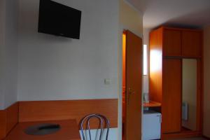 Telewizja i/lub zestaw kina domowego w obiekcie Patio Apartamenty i Pokoje