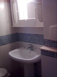 アヴォラにあるNonna Pedraのバスルーム(白い洗面台、鏡付)